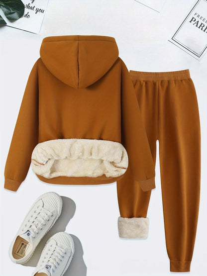 Brauner Kapuzenpullover und Jogginghose Set mit weißen Sneakers, Fleece-Futter, gemütlich.