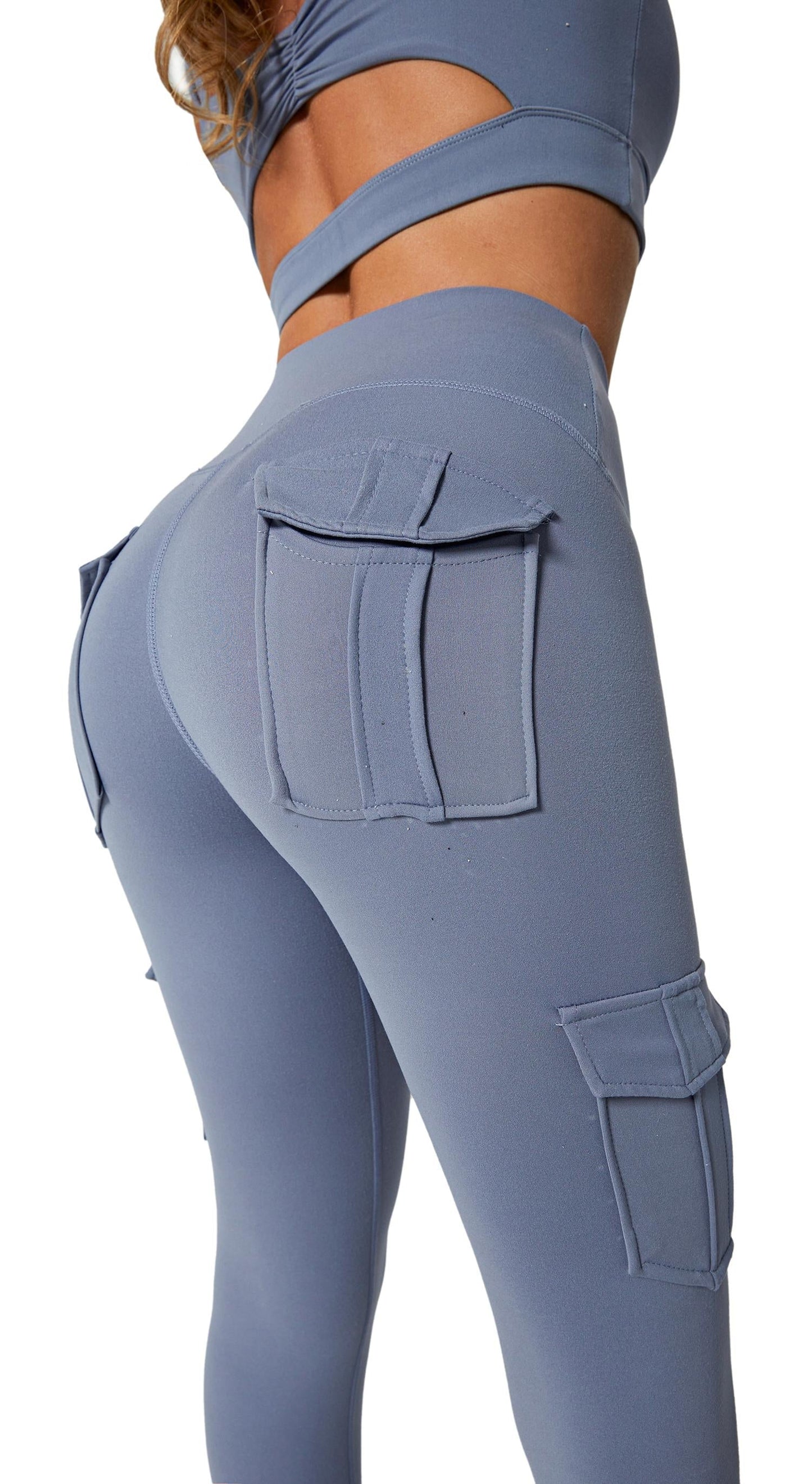 Frau in blauer Sportleggings mit Taschen, nahtloses Design, Fitnessmode, Rückansicht.