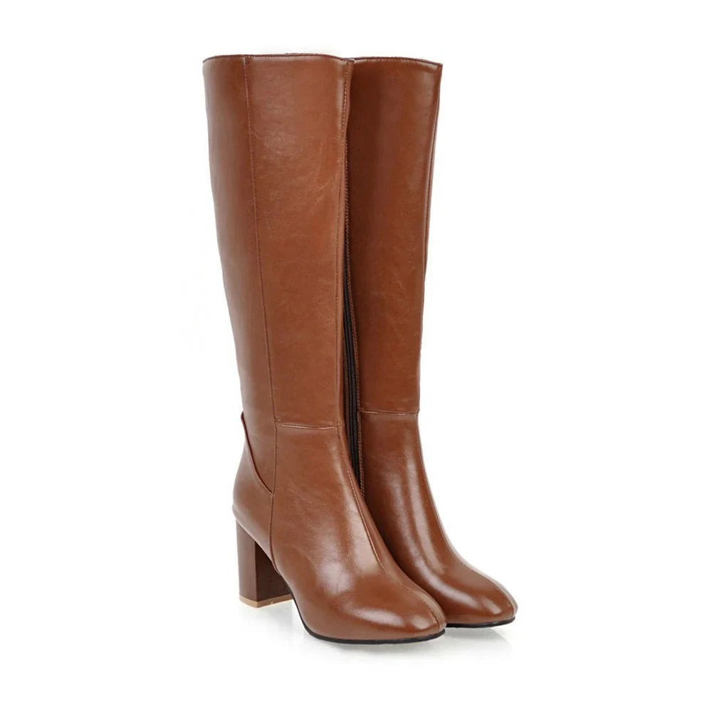 Braune Damenstiefel aus Leder mit Blockabsatz und Reißverschluss, elegant und hochwertig.