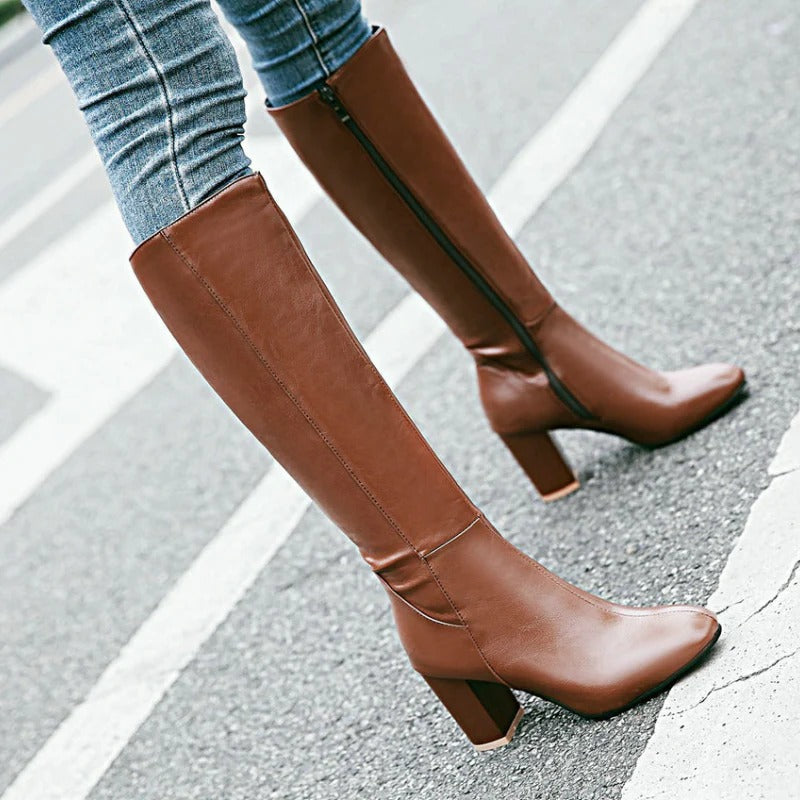 Braune Damenstiefel mit Absatz, Reißverschluss, elegantes Design, hochwertige Materialien.