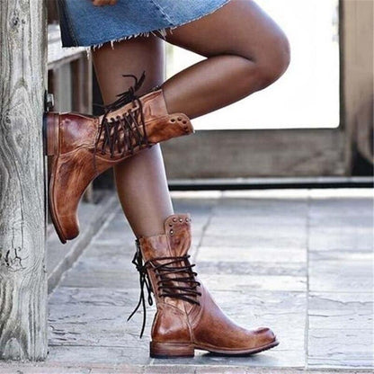 Frau trägt braune Lederstiefel mit Schnürung, lässiger Stil, modische Damenstiefel.