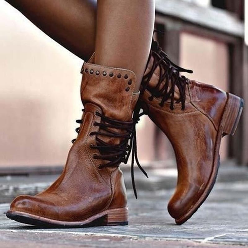 Damenstiefel aus braunem Leder mit Schnürung und Nieten, modisch und robust.