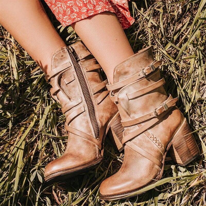 Braune Lederstiefeletten mit Schnallen und Reißverschluss, Damenmode, Outdoor, Herbststil.