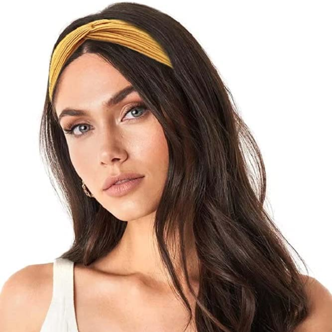 Frau mit gelbem Stirnband, modisches Accessoire, Haarband für Damen, eleganter Look.