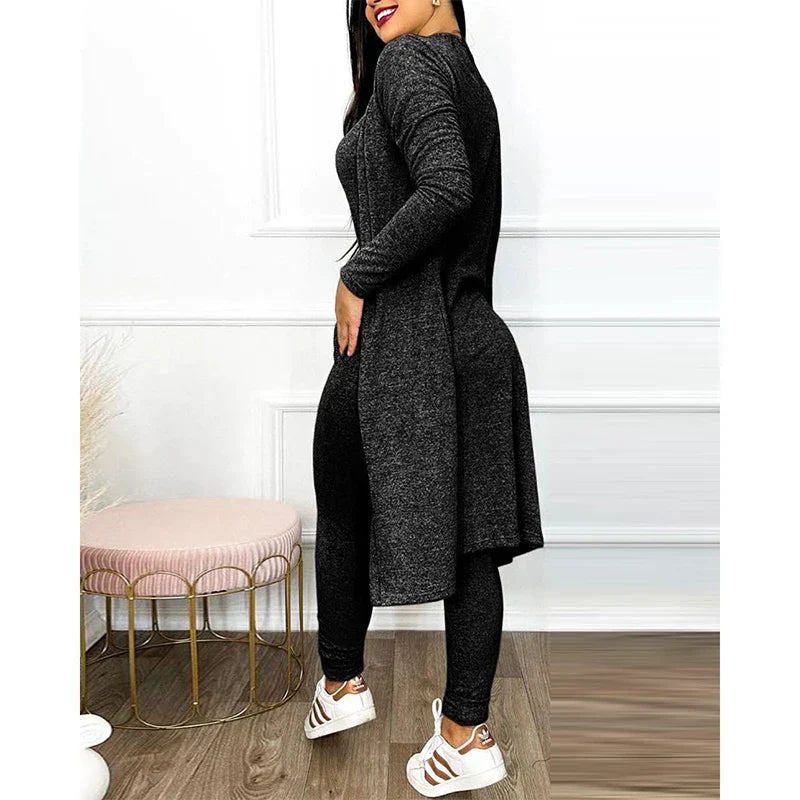 Frau in schwarzem, langem Strickkleid mit Leggings, modisch, elegant, bequem, Damenmode.