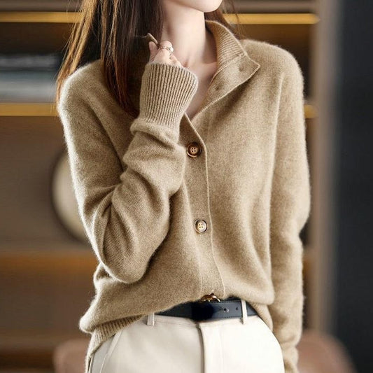 Damen Strickjacke beige, Kaschmir, Knöpfe, Herbstmode, elegant, warm, langärmlig.