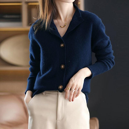 Frau trägt dunkelblauen Strickcardigan mit Knöpfen, eleganter Look, Damenmode, Herbstkleidung.