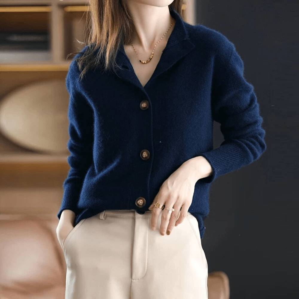 Damen Strickjacke blau, V-Ausschnitt, Knöpfe, Herbstmode, eleganter Look, weiches Material.