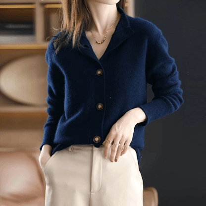 Damen Strickjacke blau, V-Ausschnitt, Knöpfe, Herbstmode, eleganter Look, weiches Material.
