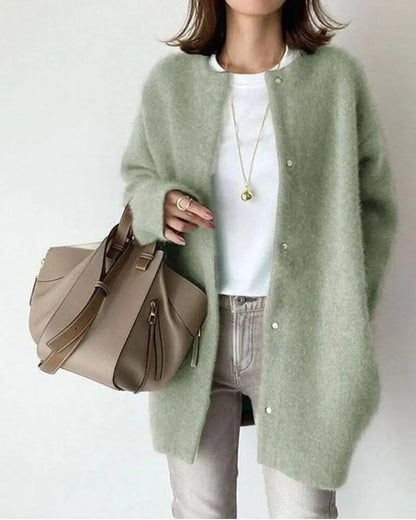 Damen Strickjacke grün, lässig, weiches Material, modisch, Herbstmode, mit beiger Handtasche.