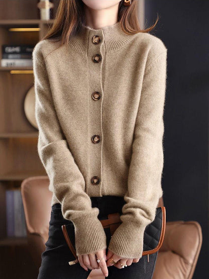 Frau trägt beige Strickjacke mit Knöpfen, modisch, warm, Damenmode, Herbstkleidung.