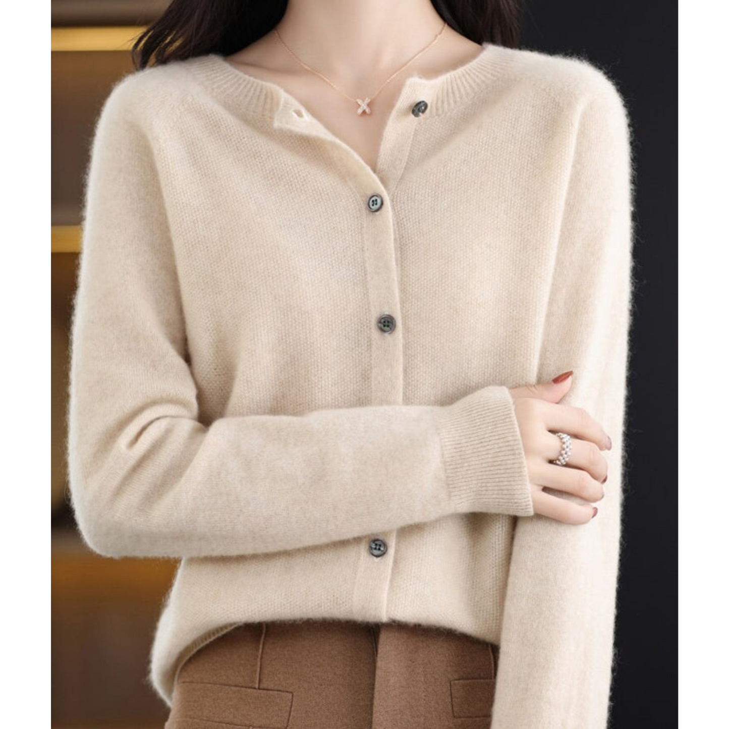 Damen Strickjacke beige, Knöpfe, weiches Material, elegantes Design, Herbstmode 2023.