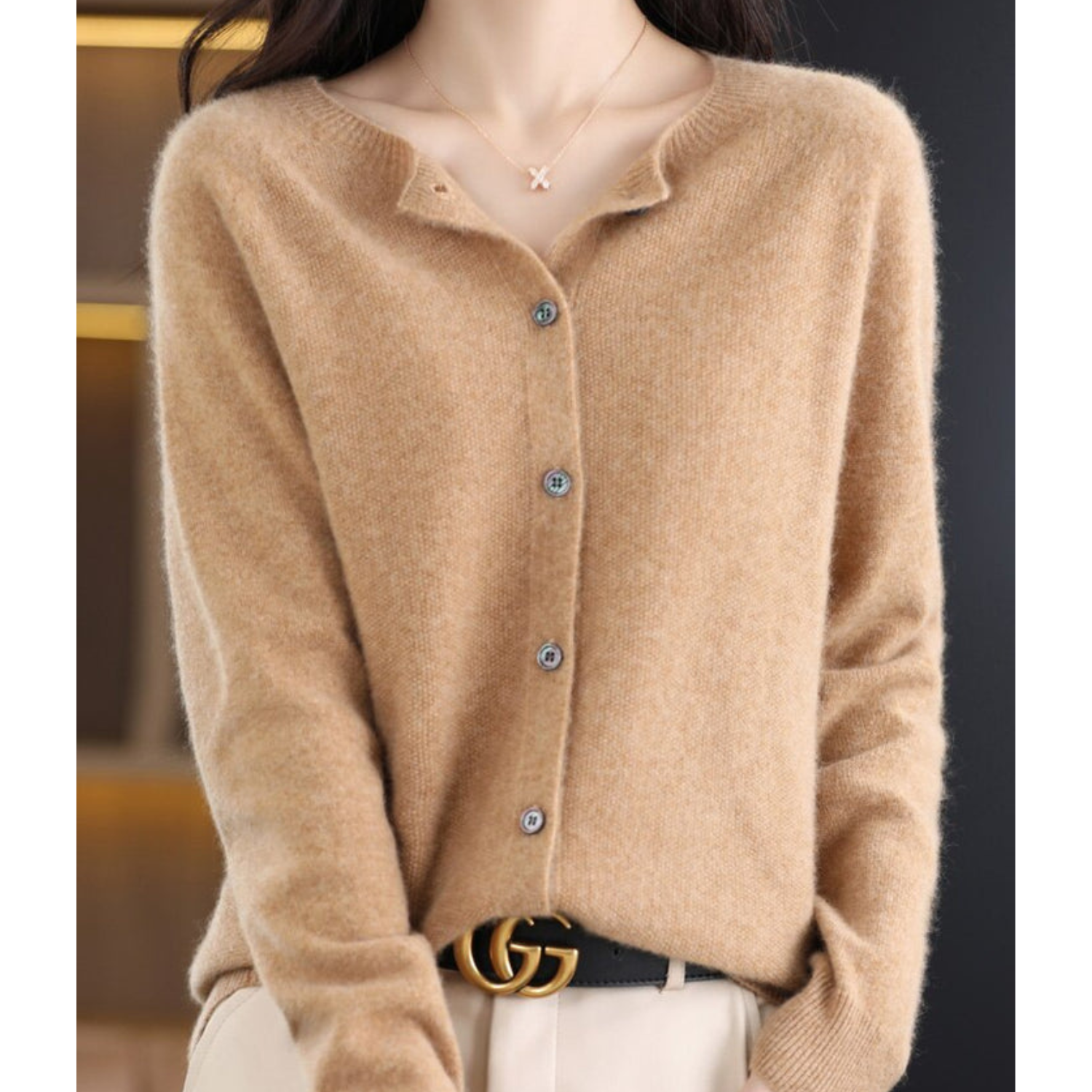 Damen Strickjacke beige, Knöpfe, weiches Material, modisch, Herbstmode, eleganter Look.