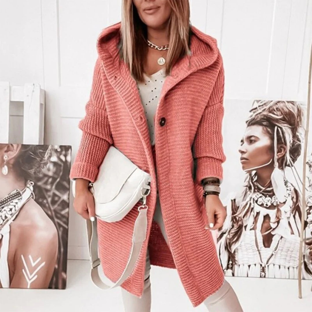Frau in rosa Strickmantel mit Kapuze, weißer Tasche, modisches Outfit, Herbstmode.