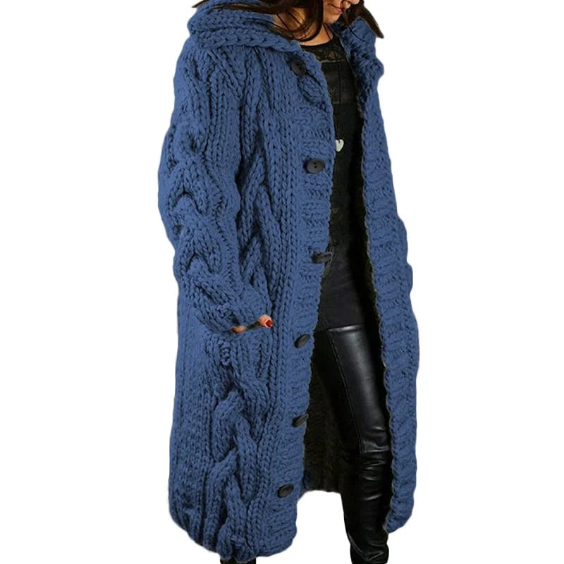 Damen Strickmantel blau, grob gestrickt, Kapuze, Knöpfe, Wintermode, warm, modisch.