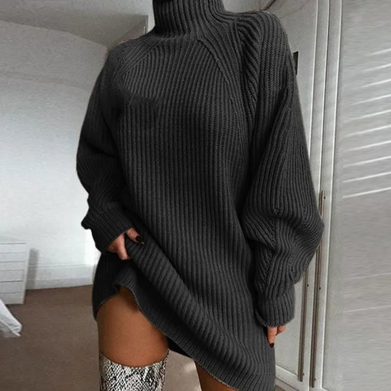Dunkelgrauer Strickpullover Damen, Rollkragen, Oversize, modisch, gemütlich, Herbstmode.