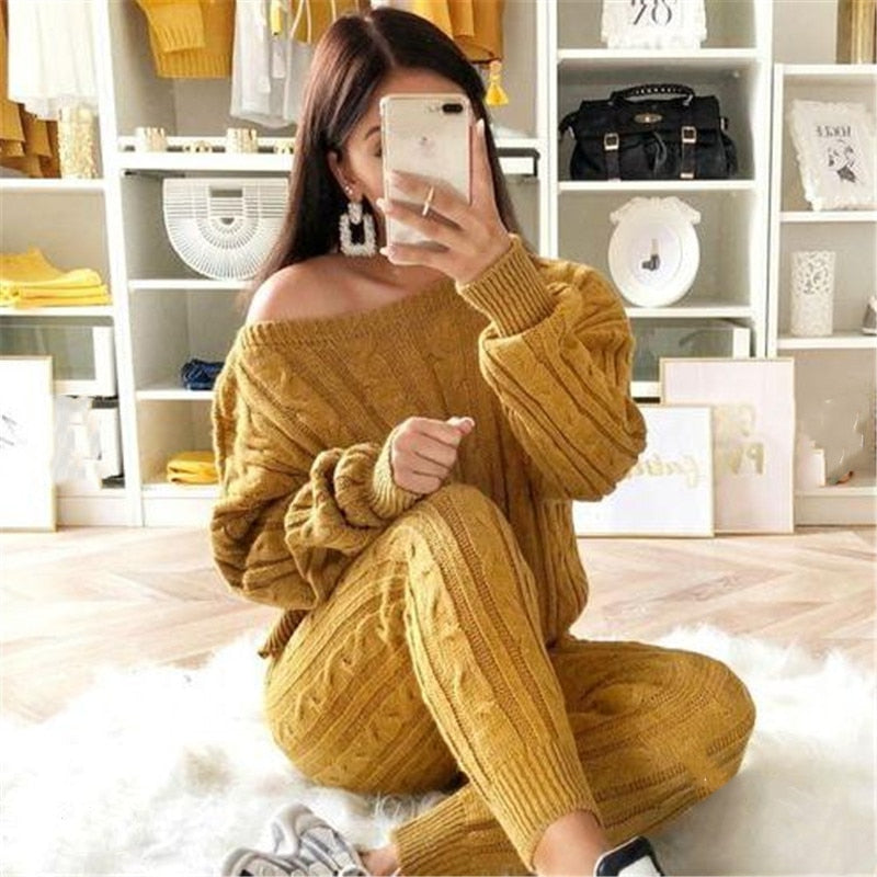 Frau in senfgelbem Strickpullover und Hose, gemütliches Outfit, Wohnzimmer, Selfie.