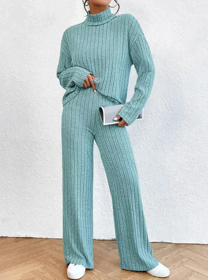Damen Strickset, hellblau, gerippt, Pullover und Hose, gemütlich, modisch, Herbstmode.