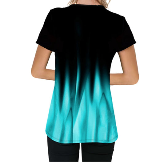 Frau in schwarzem und türkisfarbenem T-Shirt mit Flammenmuster, Rückansicht, modisch, lässig.
