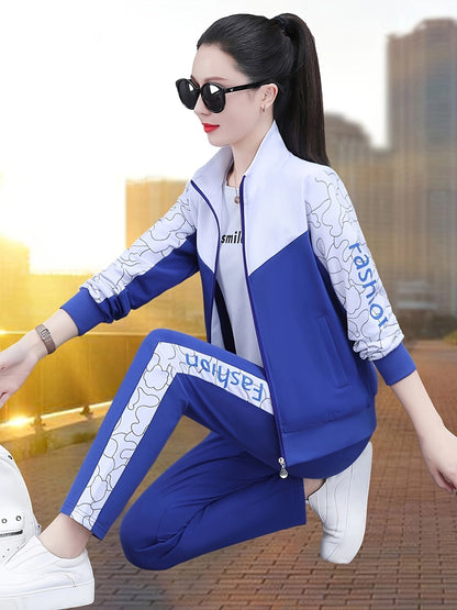 Frau in blau-weißem Trainingsanzug, Sonnenbrille, weiße Sneaker, Stadt im Hintergrund.