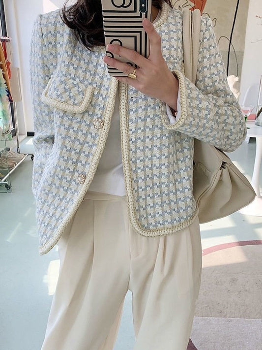 Damen Tweed-Jacke, hellblau-weiß kariert, elegant, mit Taschen, modisch, Herbstmode.