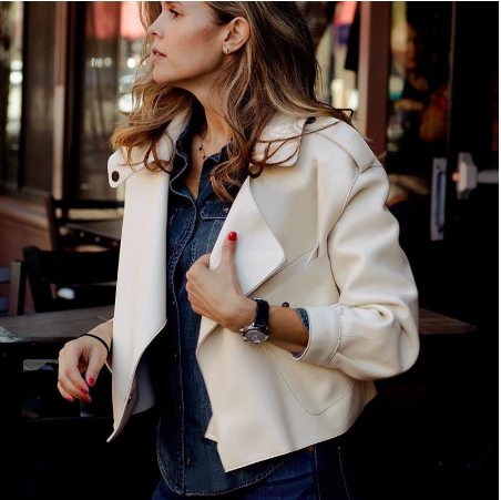 Frau in weißer Lederjacke, lässiger Stil, modisch, draußen, Herbstmode, Damenbekleidung.