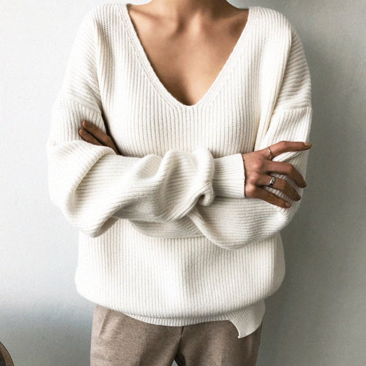 Damen Pullover, weiß, V-Ausschnitt, Strick, lässig, modisch, Herbstmode, gemütlich.