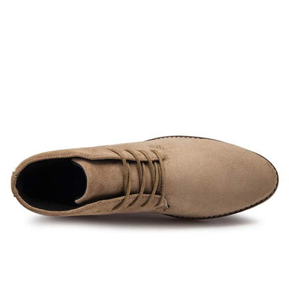Beiger Wildlederstiefel, Herrenmode, Schnürschuh, elegante Freizeitkleidung, Draufsicht.