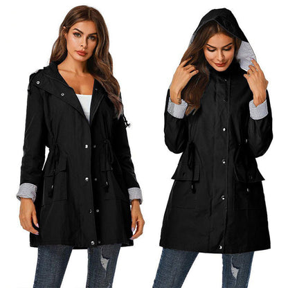 Damen-Windjacke schwarz, Kapuze, Kordelzug, modisch, wetterfest, Outdoor-Bekleidung.
