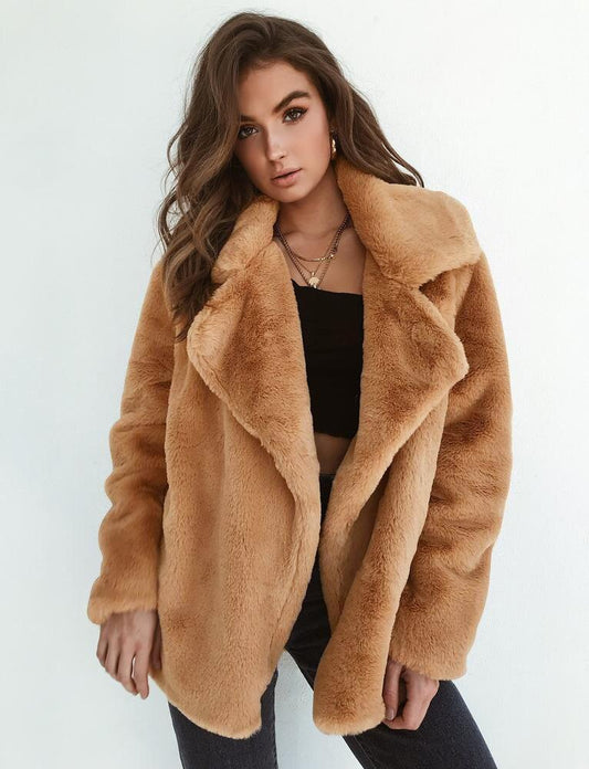 Frau in brauner Plüschjacke, Wintermode, Damenmantel, weiches Kunstfell, lässiger Stil.