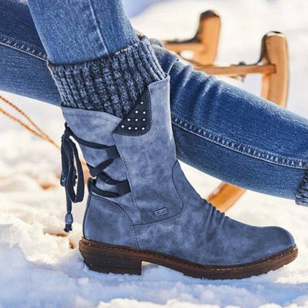 Blaue Damen-Winterstiefel aus Wildleder, mittelhoch, mit Schnürung, im Schnee.