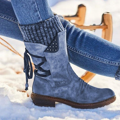 Blaue Damen-Winterstiefel aus Wildleder, mittelhoch, mit Schnürung, im Schnee.