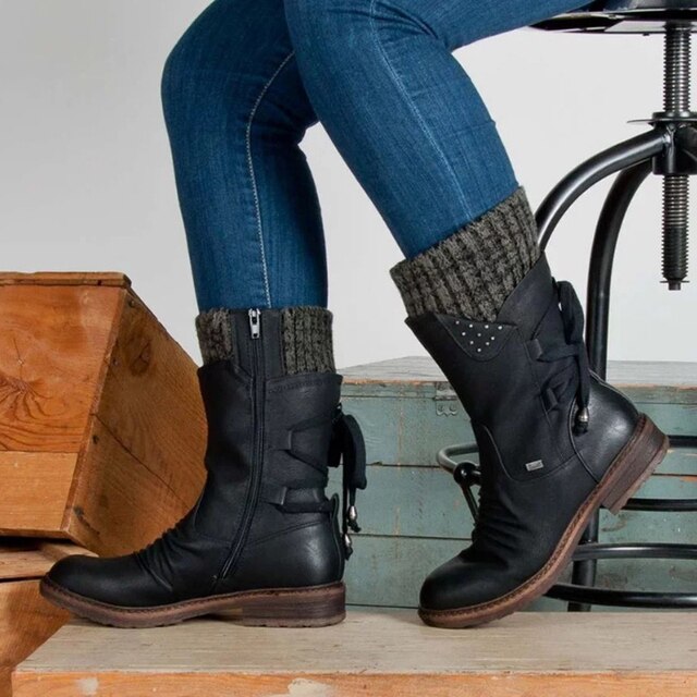 Schwarze Damen-Winterstiefel aus Wildleder, mittelhoch, mit Reißverschluss und Strickbündchen.
