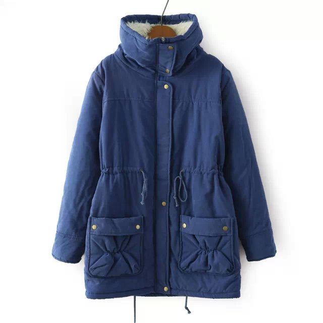 Damen Winterjacke blau, warm gefüttert, Kapuze, Taschen, modisch, Outdoor-Bekleidung.