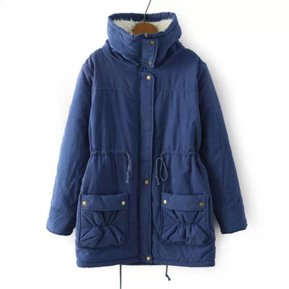 Damen Winterjacke blau, warm gefüttert, Kapuze, Taschen, modisch, Outdoor-Bekleidung.