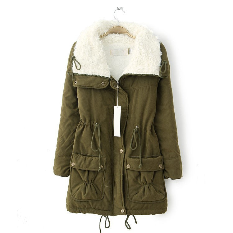 Damen Winterjacke, olivgrün, mit Kapuze und Kunstfell, warm, modisch, Parka-Stil.