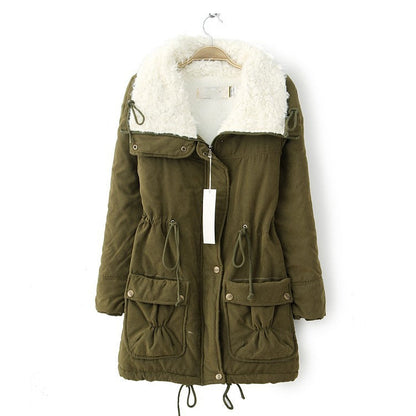Damen Winterjacke, olivgrün, mit Kapuze und Kunstfell, warm, modisch, Parka-Stil.