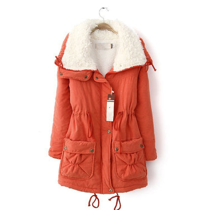 Orange Damenmantel mit weißem Kunstfellkragen, Taschen, Knöpfen, Wintermode.
