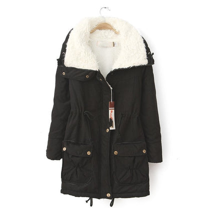 Schwarzer Damenparka mit Kapuze, Kunstfellfutter, Taschen, Winterjacke, warm, modisch.