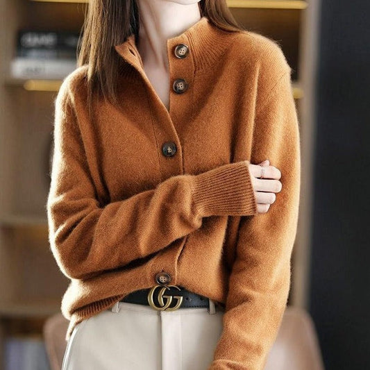 Frau trägt braunen Strickpullover mit Knöpfen, modisch, elegant, Herbstmode, Damenbekleidung.