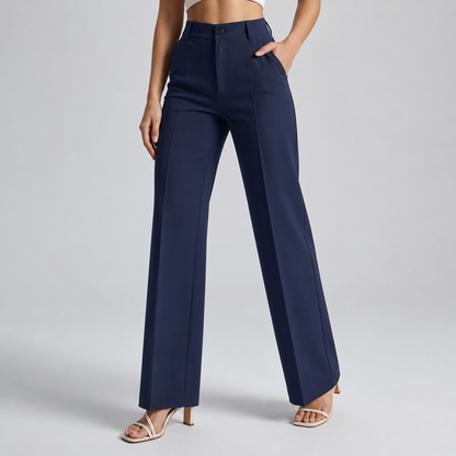 Hose in dunklem Marineblau mit weitem geradem Bein, am Model, eine Hand in der Tasche 11