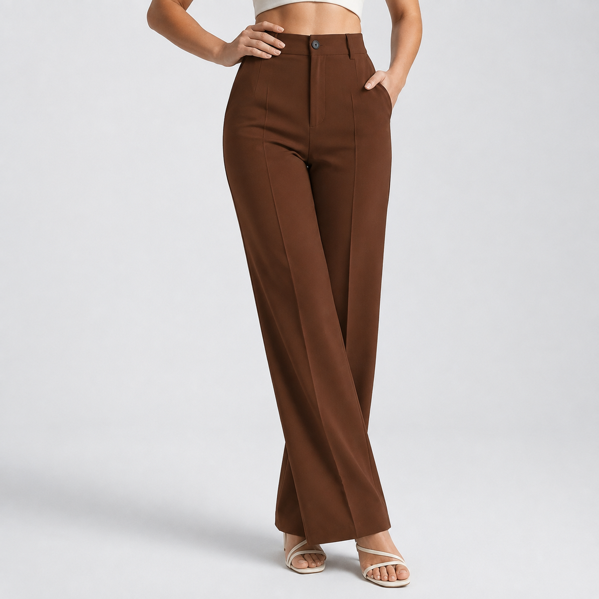 Hose in warmem Braun mit hoher Taille, am Model, eine Hand in der Hüfte 14