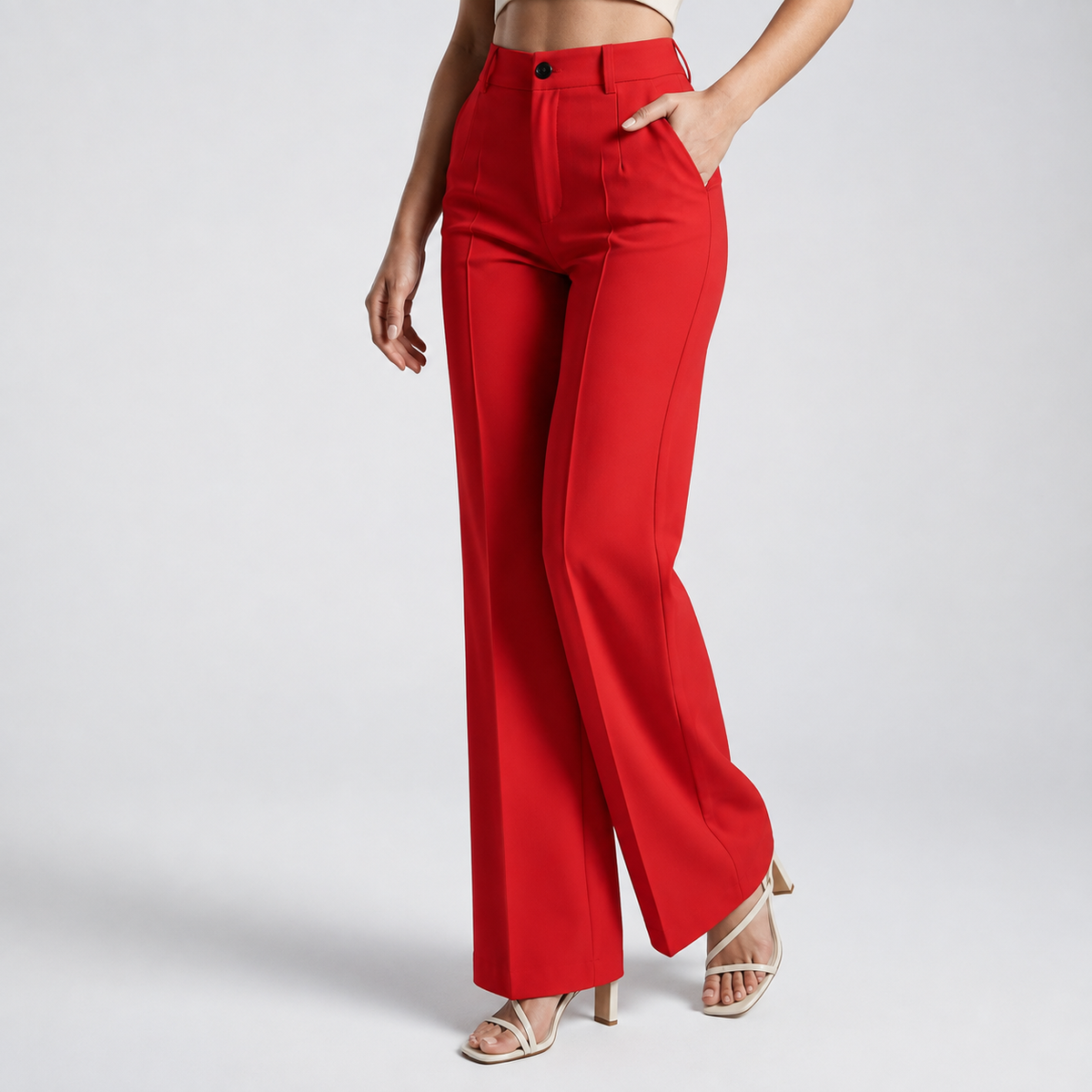 Hose in leuchtendem Rot mit weitem Bein, leicht seitlich fotografiert am Model 16