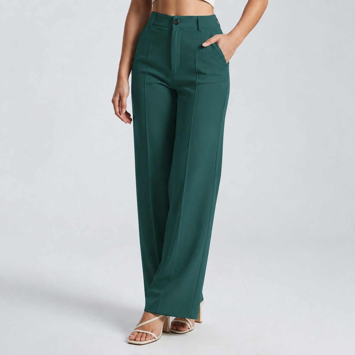 Hose in dunklem Tannengrün mit geradem Bein, am Model, eine Hand in der Tasche 19