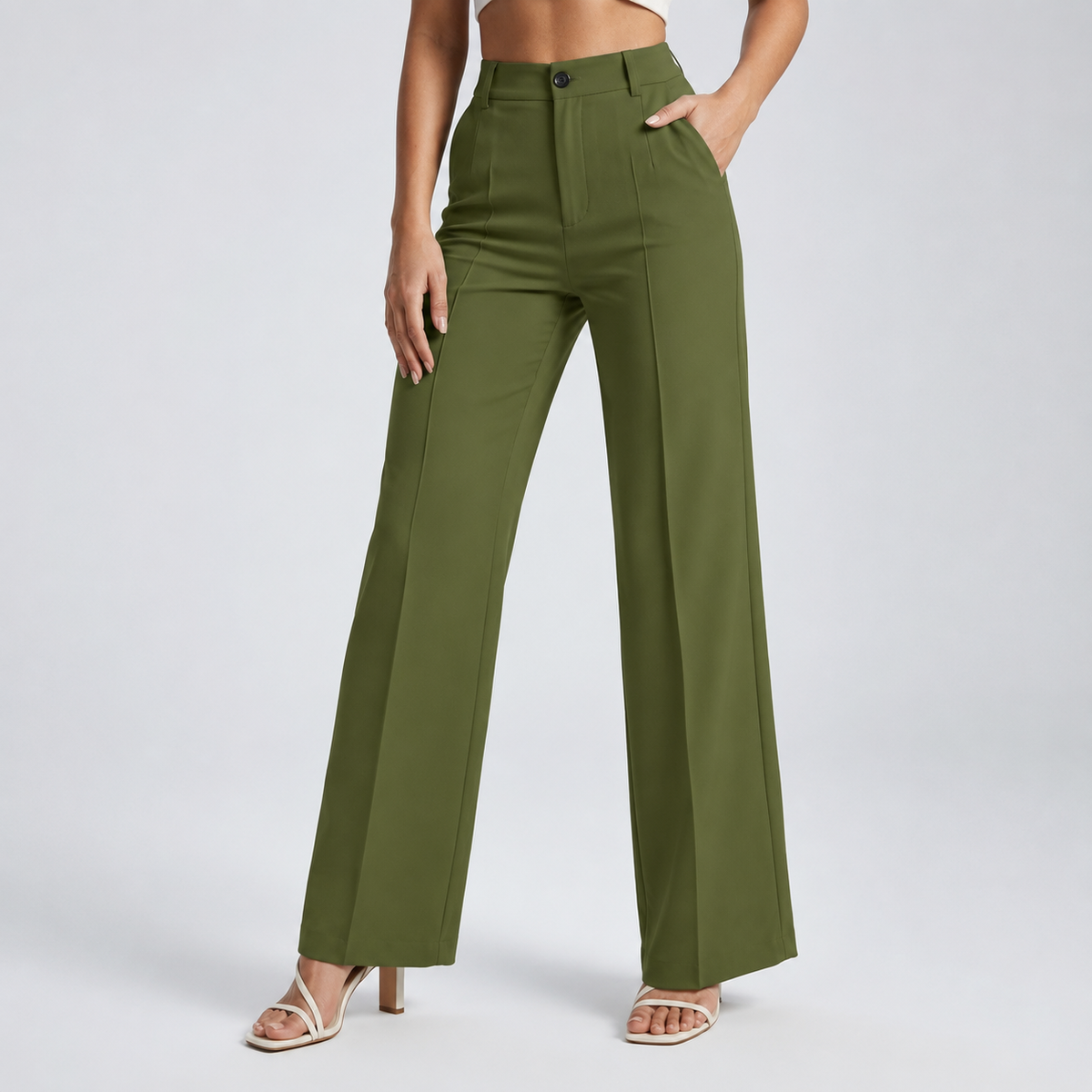 Hose in Olivgrün mit hoher Taille und weitem Bein, am Model, eine Hand in der Tasche 20