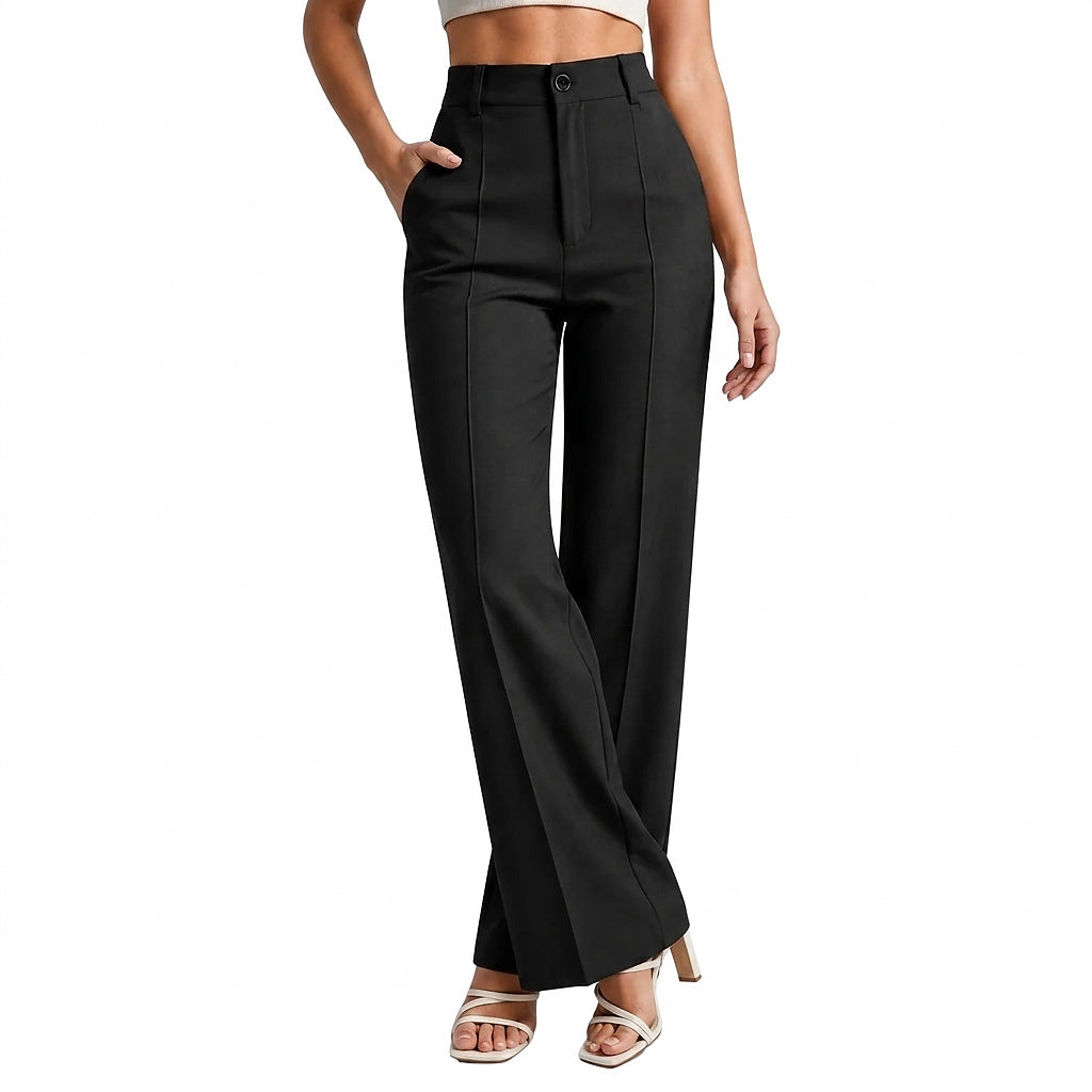 Schwarze Hose mit Bügelfalte, getragen mit hellem Crop-Top und Sandaletten, Vorderansicht, eine Hand in der Tasche 1