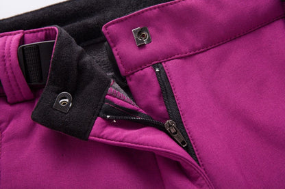 Lila Damenhose mit Reißverschluss, Knopfverschluss und schwarzem Innenfutter, modisch und bequem.