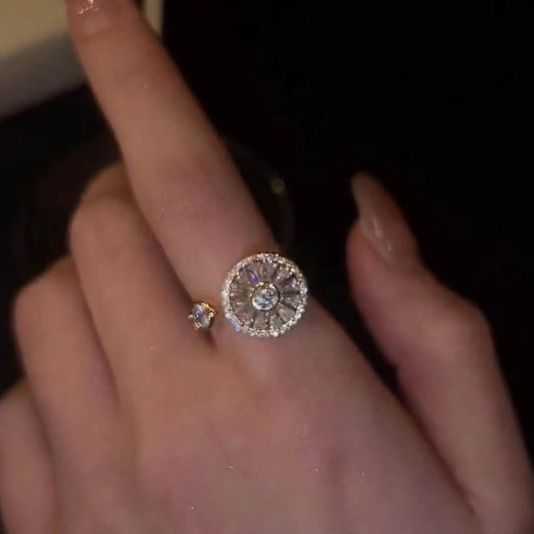 Damenring mit rundem Diamant, Silber, elegantes Schmuckdesign, luxuriös, funkelnd.