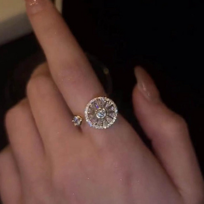 Damenring mit rundem Diamant, Silber, elegantes Schmuckdesign, luxuriös, funkelnd.