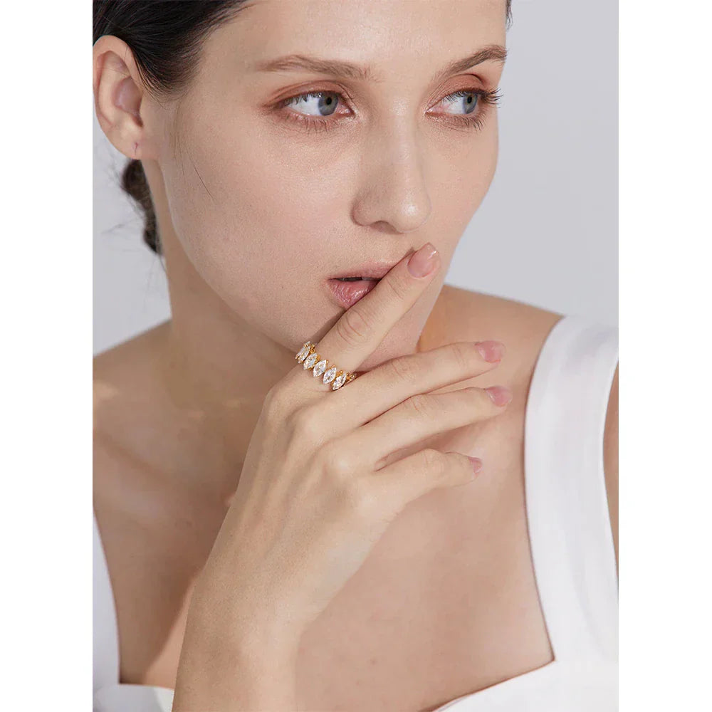 Frau trägt eleganten goldenen Ring mit Diamanten, Nahaufnahme, stilvoller Schmuck, Modeaccessoire.
